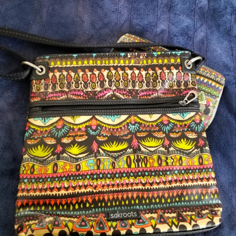 Sakroots cross body bag with wallet. Adjustable strap. Great condition. - Picture 9 of 12